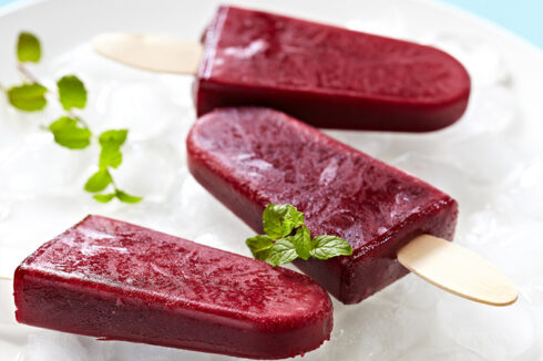 Helado polo cremoso de yogurt con cerezas